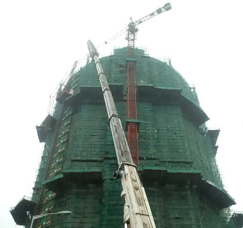 龙子湖吊车在工地上作业